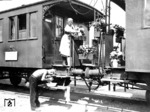 Eine wohl nur für den Fotografen präsentierte Blumenidylle an einem Bauzug in der Rbd Stuttgart. (1930) <i>Foto: RVM</i>