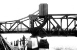 Über die 335 m lange Emsbrücke bei Weener führt die Bahnstrecke Leer (Ostfriesl)—Groningen. Bis 1975 war sie die kürzeste Verbindung von Hamburg nach Amsterdam, ist aber heute in nahezu vollkommener Bedeutungslosigkeit versunken und wird nur noch von einigen wenigen Nahverkehrszügen befahren. (1937) <i>Foto: RVM</i>