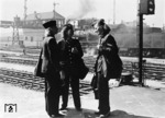 Zugbegleiterinnen in Frankfurt (Main) Hpbf. Im Hintergrund fährt eine P 8 vorbei. (1940) <i>Foto: RVM (Trost)</i>