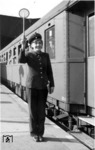Warum der Fotograf die Szene eines Abfahrauftrags am Schnellzug Wien Westbf – Straßburg in Stuttgart Hbf mit diesem "Model" nochmals nachstellte (vgl. Bild-Nr. 13446), bleibt unklar - vielleicht waren beim ersten Bild zu viele Leute im Hintergund, die vom Hauptmotiv ablenkten. (1942) <i>Foto: RVM (Steiner)</i>