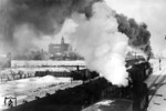 Ein Schnellzug verlässt mit einer polnischen Pt 31 den winterlichen Bahnhof Marienburg (Westpr) westwärts und wird gleich die Nogatbrücke überqueren. Bei dem Zug dürfte es sich um den D 2 von Riga über Kowno, Eydtkuhnen, Königsberg (Pr), Elbing, Dirschau, Schneidemühl nach Berlin Stadtbahn handeln, mit einen CIWL von Riga nach Paris an zweiter Stelle des Zuges. Im Winter 1937/38 hielt der D 2 in Marienburg (Westpr) 15.02/15.12 Uhr. Die polnische Lok bespannte den Zug durch den polnischen Korridor, einem Landstreifen zwischen dem Unterlauf der Weichsel im Osten und Pommern im Westen, bis Konitz (Chojnice). Ab Oktober 1939 wurden die Züge durchgehend mit Königsberger und Schneidemühler 01 gefahren. Im Vordergrund rangiert eine preußische T 9³. Im Hintergrund die Marienburg, die größte deutsche Ordensburg. (1938) <i>Foto: RVM</i>
