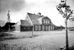 Der im nördlichen Königsberg gelegene Bahnhof Maraunenhof gelangte neben seinem repräsentativen Villenviertel Bedeutung bei Fußballspielen des VfB Königsberg, der hier sein Stadion hatte. (1937) <i>Foto: RVM</i>