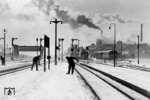 Schneeräumarbeiten in Halle (Saale) Hauptbahnhof. (1927) <i>Foto: RVM</i>