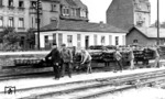 Offensichtlich auch ein Selbstbau war diese Schwellentransporteinheit. Für den Fotografen mussten alle mit aufs Bild. Selbst der Chef tut so, als würde er arbeiten....  (1930) <i>Foto: RVM</i>