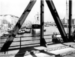 Blick von der Eisenbahnbrücke am Hauptbahnhof auf die Westoder in Stettin, heute Szczecin. Links am Ufer der Altstadt verläuft die Bollwerkstrasse in Richtung Norden. In Bildmitte passiert gerade eine Straßenbahn die Hansa-Brücke, die die Altstadt mit dem Stadtteil Lastadie verbindet. (1937) <i>Foto: RVM</i>
