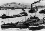 Die Kronprinzenbrücke zwischen Engers und Neuwied wurde am 15. August 1918 eingeweiht. Das Foto zeigt den Zustand der Eisenbahnbrücke in den 1930er Jahren. Am 9. März 1945 wurde der auf dem Bild sichtbare mittlere Stromüberbau durch deutsche Truppen gesprengt und fiel in den Rhein. Nach dem Krieg wurde der geschwungene Mittelüberbau durch eine Balkenbrücke ersetzt. (1937) <i>Foto: RVM</i>