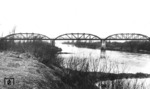 Die Eisenbahnbrücke über die Oder bei Olsau (poln. Olza), im Zuge der eingleisigen Hauptbahn Annaberg (Oberschles)—Olza—Rybnik. Der Blick geht vom Annaberger Ufer flussabwärts. Im Dreiländereck Deutschland/Polen/Tschechien bildete hier die Oder bis September 1939 die Grenze zwischen Deutschland und Polen.  (1937) <i>Foto: RVM</i>