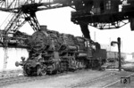 Die 1920 bei Borsig gebaute 58 1374 unter der Großbekohlungsanlage des Bw Dresden-Friedrichstadt. Verschiedenen Quellen nach soll die Lok im Mai 1969 nach einem Unfallschaden abgestellt worden sein. Zwei Jahre später erfreute sie sich aber wieder bester Gesundheit. (17.08.1971) <i>Foto: unbekannt</i>