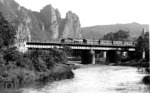 Eine preußische P 8 - noch ohne Windleitbleche - überquert die Nahe bei der Einfahrt in den Bahnhof Bad Münster am Stein.  (1925) <i>Foto: RVM</i>