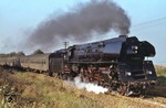 Der komplett dampfgeführte E 802 auf der Fahrt von Sonneberg nach Leipzig bei Triptis. Bis Saalfeld war eine 95er am Zug, für die restliche Strecke übernahm 01 0513 den Zug. (12.10.1977) <i>Foto: Peter Schiffer</i>
