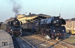 Während 01 0520 einige Postwagen an die Rampe in Gera Hbf rangiert, macht sich 58 3049 vor P 6051 nach Glauchau bereit. (12.10.1977) <i>Foto: Peter Schiffer</i>