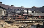 Am 07. Oktober 1976 endete der Planeinsatz der ehemaligen badischen 58 311 (ab 1970 als 58 1111-2 umgezeichnet) beim Bw Aue/Sa. Am Tage ihrer offiziellen Ausmusterung verließ sie am 19. März 1977 in einem Güterzug die DDR aus eigener Kraft und fuhr zum DDM nach Neuenmarkt-Wirsberg, wo sie sich auf der Drehscheibe präsentiert. (15.10.1977) <i>Foto: Peter Schiffer</i>
