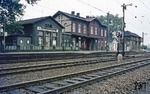 Der Bahnhof Düsseldorf-Eller liegt an der Güterzugstrecke Gremberg - Duisburg-Wedau. Das Bahnhofsgebäude wurde 1872 als Ziegelbau errichtet. 1909 wurde ein Wartesaal angebaut. Seit 1975 wird das Gebäude nicht mehr für Bahnzwecke genutzt. Heute halten hier nur noch S-Bahnzüge der Linie 1 (Solingen - Dortmund). (04.05.1972) <i>Foto: Wolfgang Bügel</i>