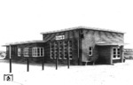 Nachdem die Übernachtungszahlen in den Orten St. Peter und Ording in den 1920er und 1930er Jahren stark angestiegen waren, entschloss man sich, die Strecke zu verlängern. Die Bewohner der beiden Orte stritten sich um die Stationsnamen. Die damals noch eigenständigen Ortschaften Ording und St. Peter sahen schließlich ihre Interessen im Stationsnamen Bad St. Peter-Ording vereint – damit wurde in den 1930er Jahren schon der Begriff Bad St. Peter-Ording geprägt, welcher 1967 bei der Zusammenlegung der Gemeinden auch als offizieller Ortsname zur Anwendung kam. Um dem Ort St. Peter-Dorf keinen allzu provinziellen Charakter zu geben, führte er entgegen der offiziellen Bezeichnung Dorf als Stationsnamen St. Peter Ort, später unbenannt in Bad St. Peter-Süd (vgl. Bild-Nr. 508). (1931) <i>Foto: RVM</i>