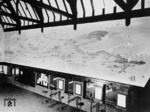 Wandgemälde des Künstlers Erich Kliefert, dass er 1935 in der Haupthalle des Stralsunder Hauptbahnhofs als großformatige Ansicht seiner Heimatstadt Stralsund sowie der Insel Rügen malte. Dieses Werk ist heute noch erhalten. (1936) <i>Foto: RVM</i>