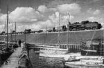 57 1496 (Bw Stralsund) mit einem Bauzug auf dem neuen Rügendamm nahe der Ziegelgrabenbrücke bei Stralsund. Am 5. Oktober 1936 wurde in Anwesenheit des Reichsverkehrsminister Julius Dorpmüller mit einer für das damalige Regime üblichen aufwendigen Inszenierung der Eisenbahnbetrieb über die neu geschaffenen Strelasundquerung eröffnet.  (1936) <i>Foto: RVM</i>