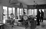 Blick in das Fahrdienstleiterstellwerk "Hnt" ("Harburg Nordturm") in Hamburg-Harburg mit dem damals zur Nachrichtenübermittlung üblichen Morseapparat.  (30.04.1948) <i>Foto: Walter Hollnagel</i>