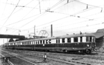 elT 1823 b/a fährt mit einem Steuerwagen in den Freiburger Bahnhof in Breslau ein. Der Triebwagen wurde im Juli 1935 fabrikneu dem Bw Breslau Freib Bf zugeteilt, im Dezember 1936 jedoch an das Bw Leipzig Hbf West abgegeben. Dort erfolgte 1941 die Umzeichnung in ET 25 009. Der Fußgängersteg links war übrigens 100 m lang und diente als öffentlicher Zugang von der Siebenhufener Straße zum Güterbahnhof. Er führte über das Bw-Gelände und die Gleise im Vorfeld des Personenbahnhofs hinweg.  (07.06.1936) <i>Foto: DLA Darmstadt (Bellingrodt)</i>