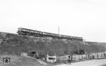 Eine Triebwagengarnitur, gebildet aus VT 137 und VS 145, ist als Et 3462 (Wuppertal-Oberbarmen – Köln Hbf) am Abzweig Berliner Straße bei Köln-Mülheim unterwegs.  (1936) <i>Foto: DLA Darmstadt (Bellingrodt)</i>