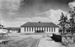Blick auf den gerade neu erstellten Bahnhofsvorplatz von Hohenstein in Ostpreußen. Dem eigentlich unbedeutenden Ort wurde ein neuer Bahnhof spendiert, weil man sich mit Einweihung des nahen Tannenberg-Denkmals neuen Aufschwung erhoffte. (1934) <i>Foto: RVM</i>