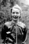 Vorstellung des neuen Dienstkittels mit einer für die damalige Zeit dem typischen Frauenideal entsprechenden Reichsbahnerin. Auffällig ist immer wieder, dass die Reichsbahnfotografen keine professionellen Fotomodelle für ihre Aufnahmen nutzten, sondern tatsächliche Bahnbedienstete. (1938) <i>Foto: RVM</i>
