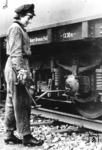 Bedingt durch den Männermangel im Krieg mussten Frauen auch Arbeiten ausführen, die wohl nicht dem nationalsozialistischen Ideal der Frau entsprachen, wie hier als Hilfswagenmeisterin. (1943) <i>Foto: RVM</i>