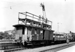 Unter heutigen Arbeitsschutzbestimmungen wäre das Besteigen dieser Leiter nicht möglich gewesen. 38 4009 (Bw Stuttgart-Rosenstein) mit dem Gerätewagen "Stuttgart 705 102" der Fahrleitungsmeisterei (Flm) Stuttgart Hbf im Az-Dienst auf einem Stuttgarter Vorortbahnhof.  (1938) <i>Foto: RVM</i>