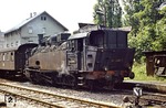 Das letzte Domizil der sächs. XI HT war die Steilstrecke von Eibenstock unterer Bf nach Eibenstock oberer Bf. Wegen des Baus einer Talsperre wurde zum Fahrplanwechsel am 27. September 1975 der Reisezugverkehr eingestellt. Im Sommer 1971 wartet 94 2080 (Bw Aue) im oberen Bahnhof auf die Rückfahrt zum unteren Bahnhof. (01.06.1971) <i>Foto: Slg. Wolfgang Bügel</i>