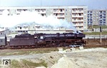 03 2025 mit P 5803 vor einer typischen Plattenbausiedlung aus vorgefertigten Fertigbetonteilen in Cottbus. (14.04.1973) <i>Foto: Slg. Wolfgang Bügel</i>