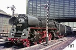 01 0532 (Bw Wittenberge) vor D 1332 nach Hamburg im Bahnhof Berlin-Zoologischer Garten. (22.05.1974) <i>Foto: Wolfgang Bügel</i>