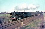 Der D 565 (Berlin - Leipzig - Aue) war ein Zug des Städteschnellverkehrs und wurde aus Doppelstockwagen gebildet. Zuglok ist 03 2121 vom Bw Leipzig Hbf West. Aufnahme bei Berlin-Altglienicke. (21.03.1975) <i>Foto: Wolfgang Bügel</i>