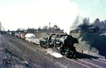 An den Schrebergärten nahe Berlin-Schönefeld hatte man relative Ruhe vor der Präsenz der DDR-Kontrollorgane. So konnte die Vorbeifahrt der 52 8097 vom Bw Berlin-Schöneweide ungestört genossen werden. (22.03.1975) <i>Foto: Wolfgang Bügel</i>