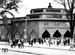 Das Bahnhofsgebäude am Kronprinzessinnenweg wurde 1927 bis 1928 vom Architekten Richard Brademann im Stil des gemäßigten Expressionismus errichtet. Im Zentrum des dreigeschossigen Klinker- und Putzbaus liegt die achteckige Schalterhalle mit Oberlichtern im Dachaufsatz. Charakteristisch für die expressionistische Anmutung sind die polygonalen Grundrissformen, die spitzwinklig zulaufenden Tür- und Fensteröffnungen, die Verwendung dunkler Klinker und die sich dynamisch zum Boden verjüngenden Pfeiler in der Schalterhalle. Die Einweihung der umgebauten Bahnhofsanlage erfolgte am 31. März 1928 (Quelle: Wikipedia). (1929) <i>Foto: RVM</i>