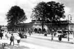 Der Bahnhof Berlin-Wannsee liegt im Berliner Ortsteil Wannsee in der Nähe des Großen Wannsees und ist ein wichtiger Verkehrsknotenpunkt. Er befindet sich im Südwesten Berlins im Bezirk Steglitz-Zehlendorf und liegt an einem Schnittpunkt der Wannseebahn und der Wetzlarer Bahn nahe der Havel und der Autobahn AVUS. Nach Norden verzweigen sich die Strecken in Richtung Grunewald und Steglitz, in Richtung Süden nach Dessau und Potsdam. Das "neue" Empfangsgebäude wurde am 31. März 1928 eingeweiht. (1929) <i>Foto: RVM</i>