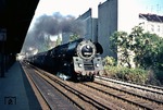 Vorbei an den Häuserzeilen der Stadtbahn rauscht 01 0524-7 vor D 336 nach Hamburg am Haltepunkt Berlin-Savignyplatz vorbei. (10.06.1975) <i>Foto: Wolfgang Bügel</i>