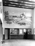 Die architektonisch anspruchsvoll gestaltete Empfangshalle des Bahnhofs Bremervörde. Die Wandmalerei zeigt Schloss und Festung um das Jahr 1655 sowie das Wappen von Bremervörde (rechts). (1936) <i>Foto: RVM</i>