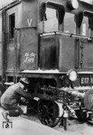 Kontrolle des Fahrwerks an der Ulmer E 17 102. Die Lok ist für den Nachtzug D 108 (Stuttgart – München) am Weihnachtsabend 1938 eingeteilt.  (24.12.1938) <i>Foto: RVM</i>