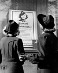 Anwerbeplakat der Deutschen Reichsbahn in Berlin: Nachdem die Männer im Krieg, die Reichsbahner im Osten ihren Dienst schieben mussten, machte sich der Männermangel in allen Bereichen bemerkbar. Plötzlich war die von den Nationalsozialisten propagierte treusorgende Ehefrau und Mutter auch in Männerberufen gefragt. (1942) <i>Foto: RVM (Ittenbach)</i>