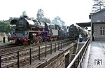 Der DMV-Sonderzug mit 35 1001 und 86 1141 wird im Bahnhof Seitschen (nahe Bautzen) vom planmäßigen P 3807 (Dresden – Görlitz) mit der Görlitzer 03 2214 überholt. (12.06.1976) <i>Foto: Wolfgang Bügel</i>