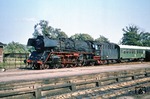03 0048 (Bw Stralsund) rangiert einen schadhaften Wagen in Samtens auf Rügen aus. (10.07.1975) <i>Foto: Wolfgang Bügel</i>