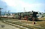 44 0104-8 wurde als 44 104 im Jahre 1938 dem Bw Reichenbach/Vogtland fabrikneu zugeteilt. Seit 1956 bis zu ihrer Ausmusterung 1984 war sie ununterbrochen in Saalfeld stationiert, wo sie gerade mit einem Güterzug eintrifft. (12.07.1975) <i>Foto: Wolfgang Bügel</i>
