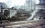 Ankunft des D 378 aus Dresden: Aus allen "Knopflöchern" qualmt die mit Raureif bedeckte 01 2065 im Berliner Ostbahnhof an dem kalten Februartag. (14.02.1976) <i>Foto: Gerd Bembnista</i>
