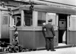 Ein S-Bahnzug (ET 165 403) nach Rangsdorf steht abfahrbereit auf Gleis 1 des Bahnhofs Bernau (b Berlin). Der Zugbegleiter klopft an die Scheibe des Führerstandes, da der Fahrgastwechsel erfolgt ist. Dies ist für den Triebwagenfahrer das Signal zum Türen schließen. Anschließend steigt der Zugbegleiter in die erste Tür der S-Bahn ein. Der elektrische S-Bahnbetrieb von Mahlow nach Rangsdorf wurde am 6. Oktober 1940 aufgenommen.  (1942) <i>Foto: RVM (Ittenbach)</i>