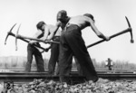 Zum Stopfen und Lösen des Schotters wurde eine sog. Stopfspitzhacke verwendet. Mit einem Gewicht von rund 4 kg wusste man am Ende einer Arbeitsschicht, was man geleistet hatte... (1937) <i>Foto: RVM</i>