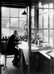 Die emsige Betriebsaufsicht im Dresdener Hauptbahnhof. Beachtenswert ist die Anzahl der Telefone. (1934) <i>Foto: RVM</i>
