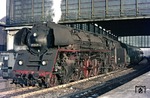 01 0531 (Bw Wittenberge) glänzt in der Berliner Wintersonne. Die Lok wird mit D 1332 um 10.36 Uhr den Bahnhof Zoologischer Garten in Richtung Hamburg verlassen. (18.12.1975) <i>Foto: Gerd Bembnista</i>