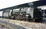 Wegen Bauarbeiten endete der D 924 mit 01 2137 aus Dresden außerplanmäßig in Berlin-Lichtenberg. Die spätere Museumslok besitzt zu diesem Zeitpunkt noch die gekürzten Windleitbleche, die sie kurze Zeit später wieder gegen die ursprünglichen langen Bleche tauschte. (15.04.1976) <i>Foto: Wolfgang Bügel</i>