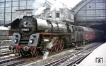 01 1514 ist mit D 370 "Pannonia-Express" im Berliner Ostbahnhof eingetroffen. Der eifrige Fahrdienstleiter von Stw B 1 wird nach dem wiederholten Hinweis, dass auf dem Bahnhofsgelände Fotografierverbot herrsche, wieder für einen Besuch der Trapo sorgen.... (16.04.1976) <i>Foto: Gerd Bembnista</i>
