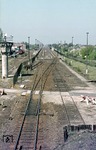 Unmittelbar an den Grenzanlagen hatte man diesen Blick auf den Bahnhof Berlin-Staaken. Die Gleise im Vordergrund dienten zunächst nur dem Güterverkehr mit Westberlin. Ab 19.12.1975 nutzten auch die Reisezüge von und nach Hamburg, die bis dahin über Wannsee und Potsdam fahren mußten, die etwas kürzere Route über Spandau und Staaken. (10.05.1976) <i>Foto: Gerd Bembnista</i>