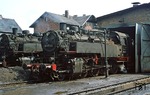 Die Einsatzstelle (Est) Gerbstedt gehörte zum Bw Halle/P. Die dort stationierte 86 1771 (86 771) wartet auf ihren nächsten Einsatz auf der Strecke nach Hettstedt. 86 771 besitzt ein ÜK-Führerhaus, dessen vorderes Fenster - anders als bei der DB - nicht nachgerüstet wurde. Auch besitzt diese Lok keinen Lüftungsaufsatz mehr, sondern offenbar nur noch eine mit Drahtgitter gesicherte Dachluke. (12.05.1976) <i>Foto: Wolfgang Bügel</i>